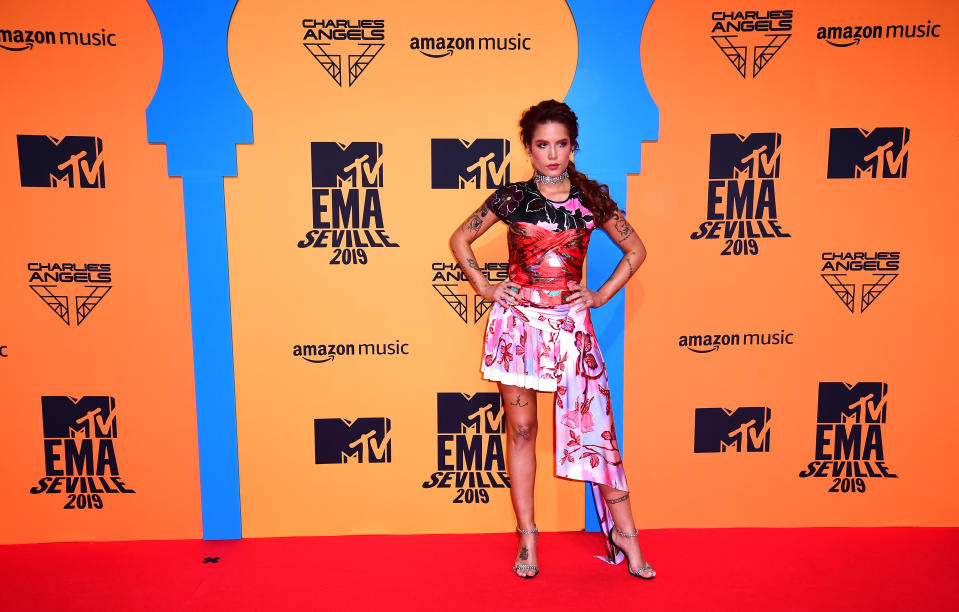 Halsey llegó al Palacio de Congresos y Exposiciones de Sevilla, también conocido como Fibes, con un desafortunado diseño de Peter Pilotto. También fue una de las galardonadas. (Foto: Ian West / Getty Images)