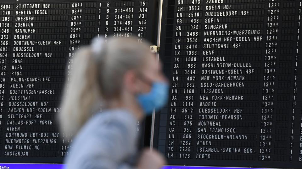 Wegen der anhaltenden Corona-Flaute will der Frankfurter Flughafen die Möglichkeit der Kurzarbeit bis in den übernächsten Sommer nutzen.