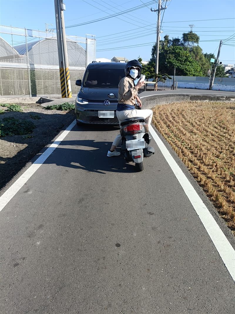 女駕駛與女騎士互不相讓。（圖／翻攝自臉書我是永靖人枝仔冰）