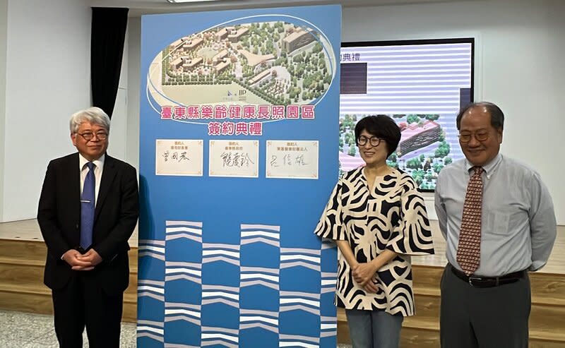 逾9公頃台東太平榮家將建樂齡園區（2） 台東太平榮家逾9公頃土地將建造為樂齡健康長照園 區，28日由國有財產署長曾國基（左起）、台東縣長 饒慶鈴、東基醫療財團法人執行長呂信雄完成簽約。 中央社記者盧太城台東攝  113年3月28日 