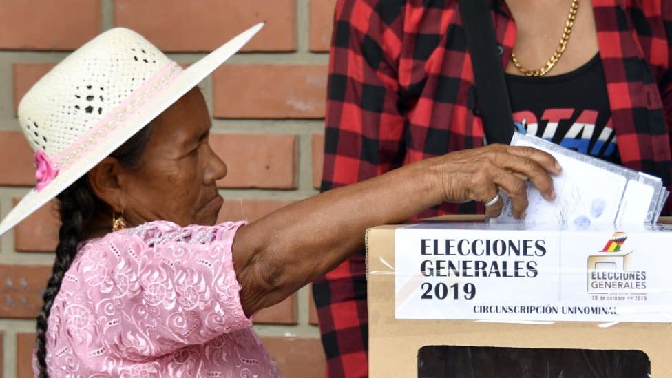 Mujer votando en 2019