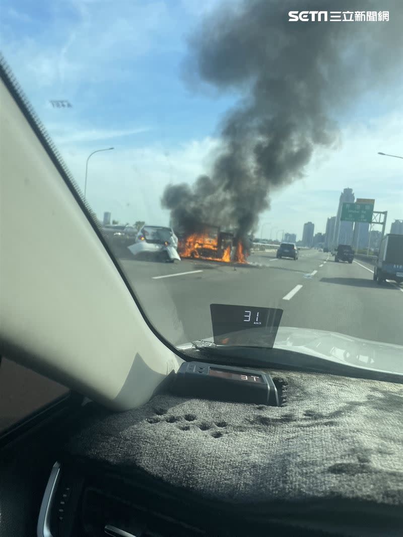 台中中彰快速道路上兩車追撞，其中一部車在追撞後瞬間起火燃燒，火勢相當猛烈。（圖／翻攝畫面）