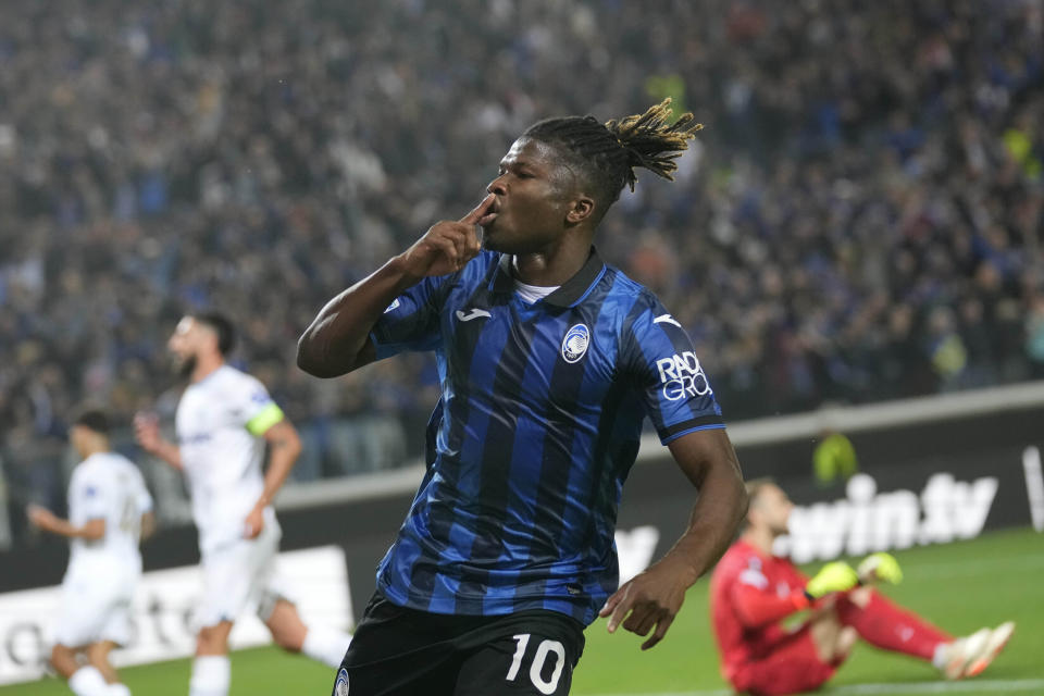 El Bilal Toure, del Atalanta, festeja luego de anotar el tercer tanto de su equipo en la vuelta de las semifinales de la Liga Europa ante Marsella, el jueves 9 de mayo de 2024, en Bérgamo, Italia (AP Foto/Antonio Calanni)