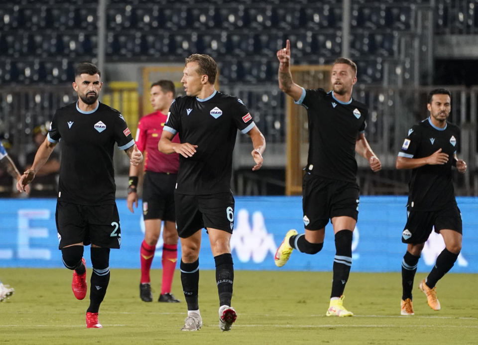 Sergej Milinkovic-Savic de la Lazio celebra tras anotar en el encuentro ante el Empoli en el Estadio Carlo Castellani en Empoli, Italia el sábado 21 de agosto del 2021. (Marco Bucco/LaPresse via AP)