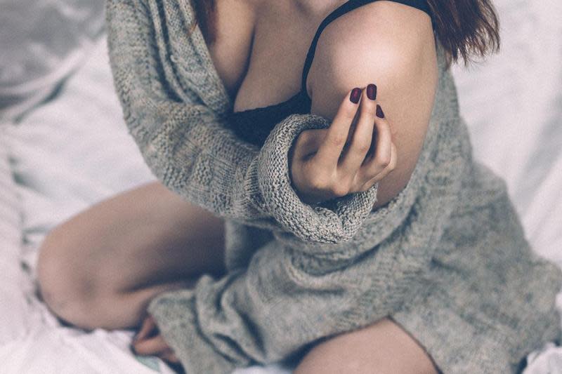 根據英國偷情網站Illicit Encounters統計結果，發現胸部較小的女性較容易偷吃。（示意圖，Pixabay）