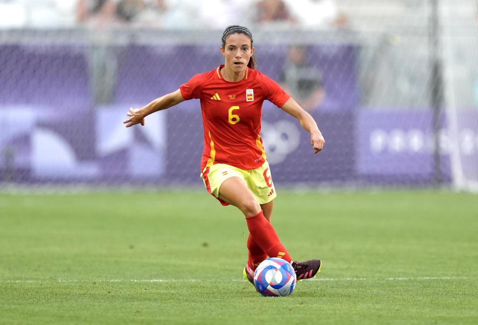 BORDEAUX, FRANKRIJK - 31 JULI: Aitana Bonmati #6 van Team Spanje bestuurt de bal tijdens de Damesgroep C-wedstrijd tussen Brazilië en Spanje tijdens de Olympische Spelen van Parijs 2024 in Nouveau Stade de Bordeaux op 31 juli 2024 in Bordeaux, Frankrijk.  (Foto door Juan Manuel Serrano Arce/Getty Images)