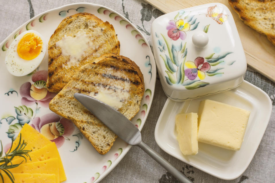 Buttered toast with an egg.