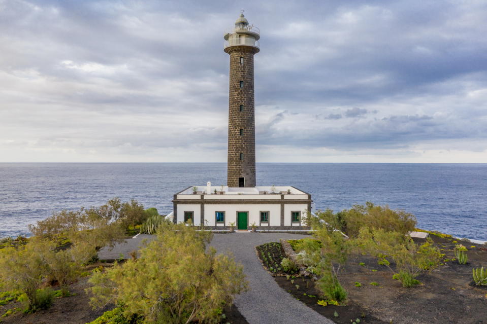 <p>Faro Punta Cumplida es un faro de 152 años de antigüedad que recientemente se ha convertido en un lujoso alojamiento en el que disfrutar de una escapada de ensueño.<br>Foto: <a rel="nofollow noopener" href="http://hafenkranhamburg.de/en/hideaways" target="_blank" data-ylk="slk:Floatel;elm:context_link;itc:0;sec:content-canvas" class="link ">Floatel</a> </p>