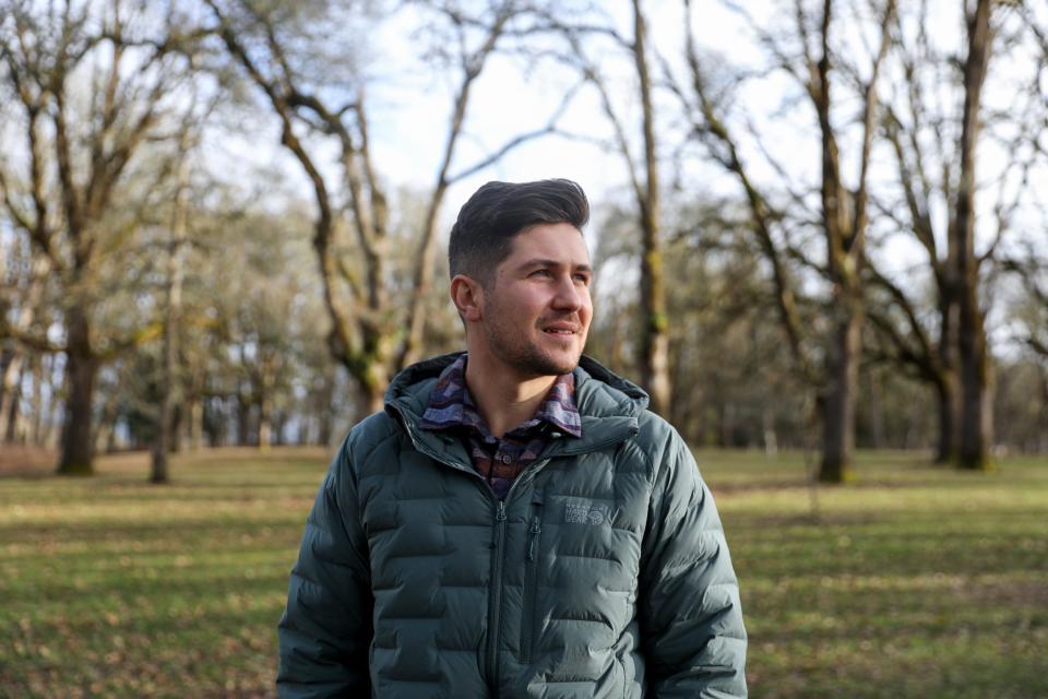 Kevin Peña posa para una foto en el Bush's Pasture Park en Salem, Oregón, el martes 1 de febrero de 2022. Peña pudo localizar a su padre biológico tras hacerse una prueba de 23andMe.