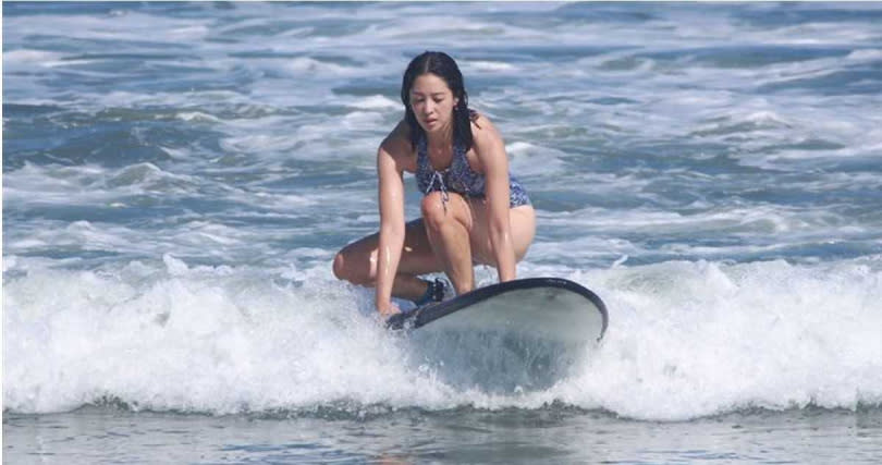 莫允雯在峇里島衝浪不慎傷到膝蓋。（圖／經紀人提供）