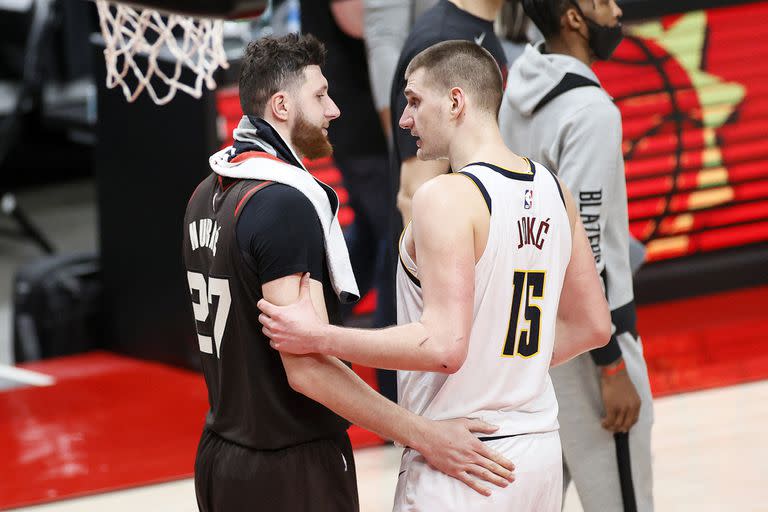 Vecinos en países que conformaban Yugoslavia, el bosnio Jusuf Nurkic y el serbio Jokic son amigos, pero la irrupción de Nikola en Denver terminó desplazando a su colega, que pasó a ser su suplente y terminó siendo transferido; se enfrentaron en la serie Nuggets vs. Blazers, que ganó 