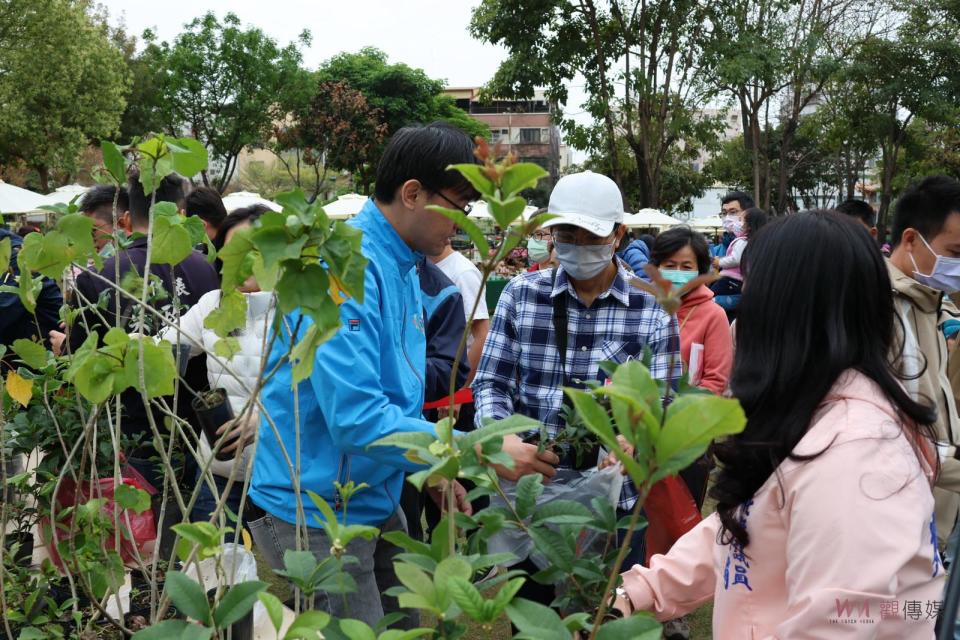 ▲員林市公所舉辦綠化月活動暨森活市集，提供桃金孃、金毛杜鵑、山芙蓉、厚葉石斑木等樹苗，讓民眾免費索取。（記者陳雅芳攝）