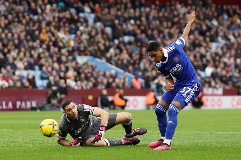 Teté deja en el camino a Dibu Martínez y marca el tercer gol de Leicester