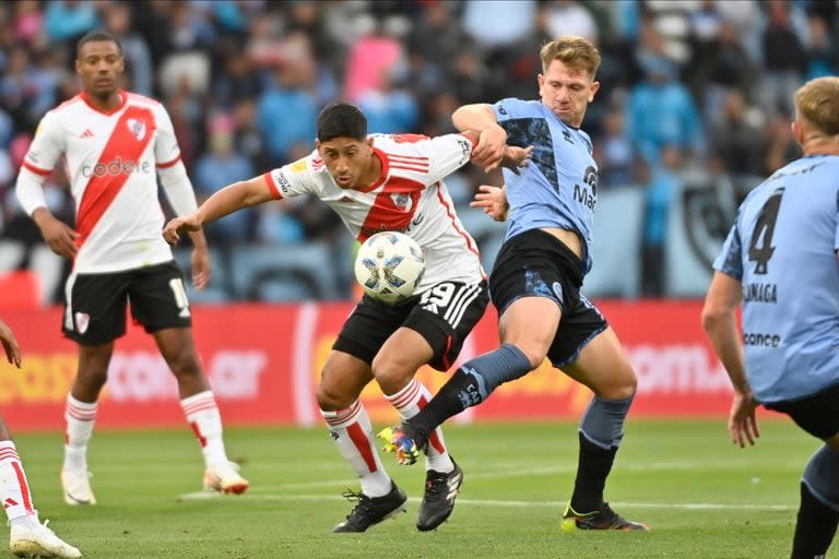 Aliendro ante Rolón, una escena del partido que disputaron River Plate y Belgrano de Córdoba