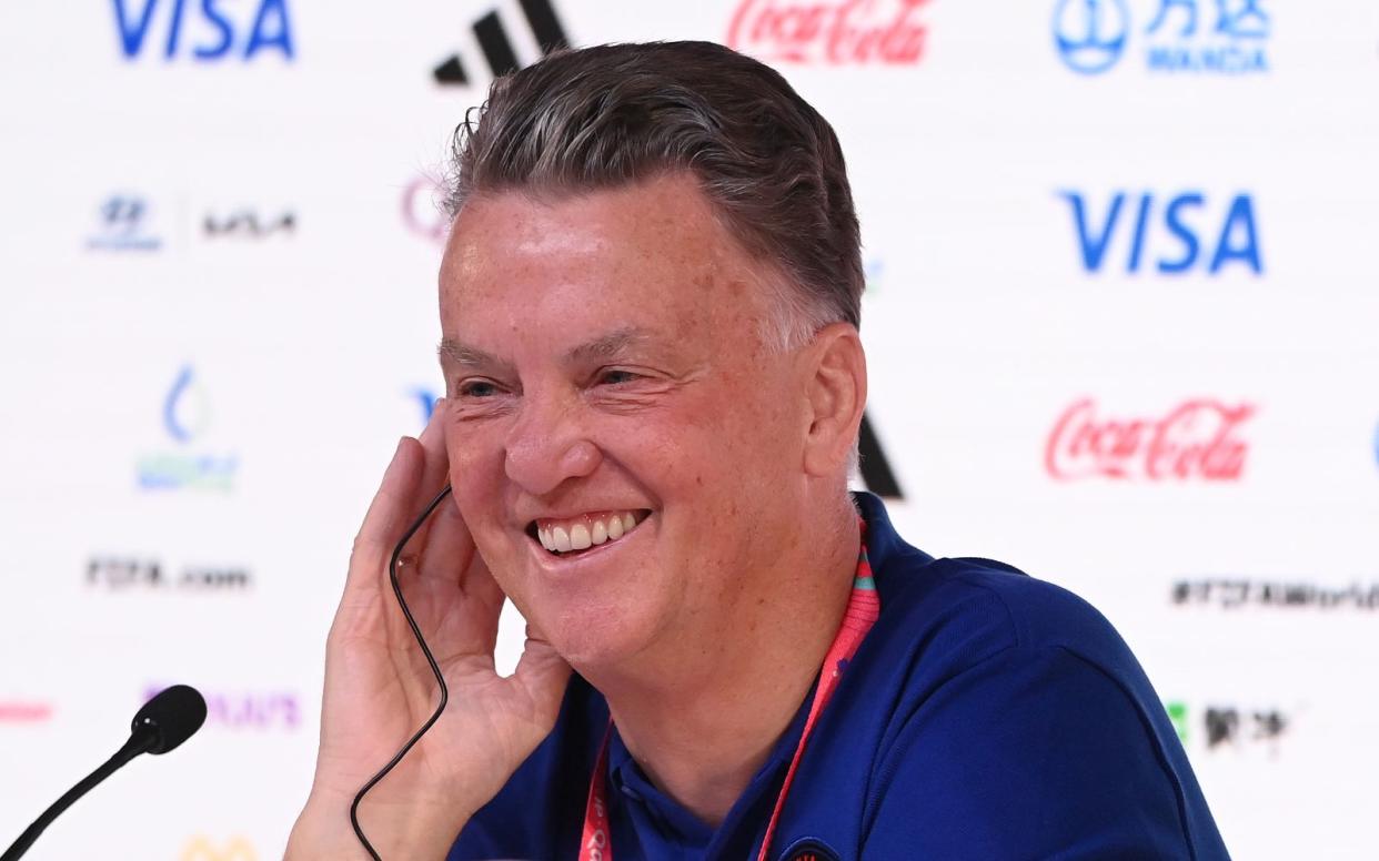 Von wegen unnahbarer "Tulpengeneral": Bondscoach Louis van Gaal kann auch anders. (Bild: 2022 Getty Images/Stu Forster)