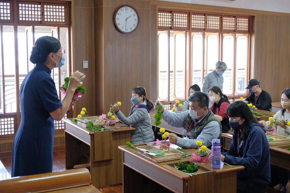 研習中結合茶道、花道，體驗慈濟人文課程結合品格教育的教學特色