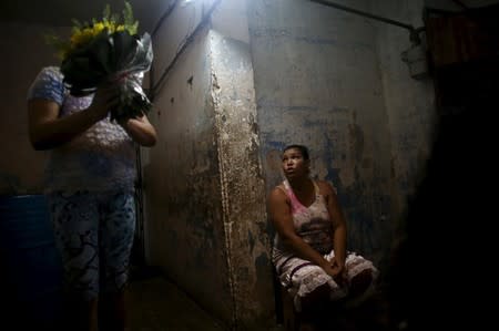 Yolanda Sanchez (R), 44, talks to her sister in her home in Havana, March 19, 2016. REUTERS/Alexandre Meneghini