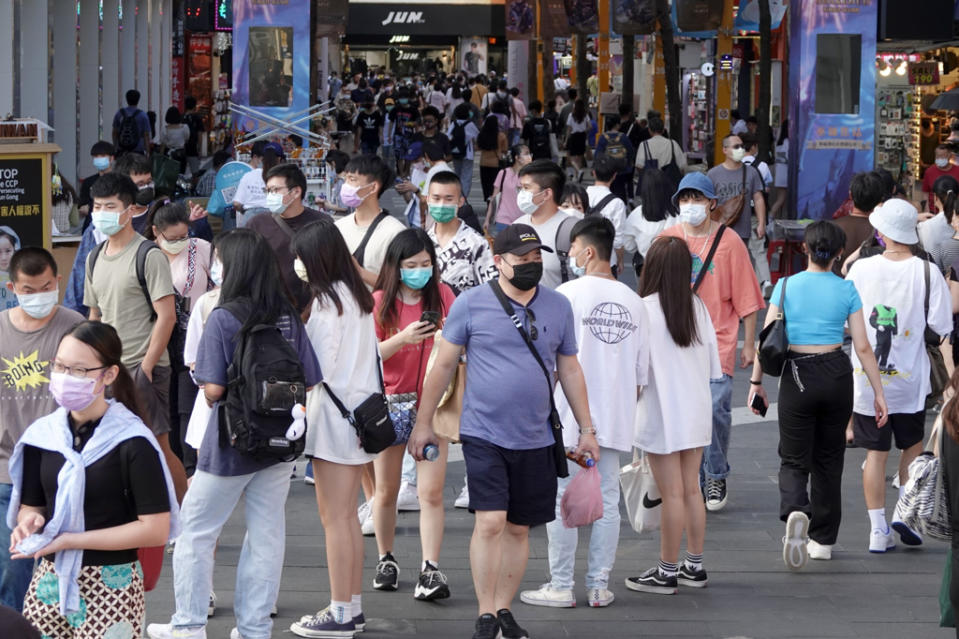 毒物科專家招名威表示，把台灣確診人數除以總人口數來看，已經幾乎是全球第一。圖為逛街民眾。(資料照)