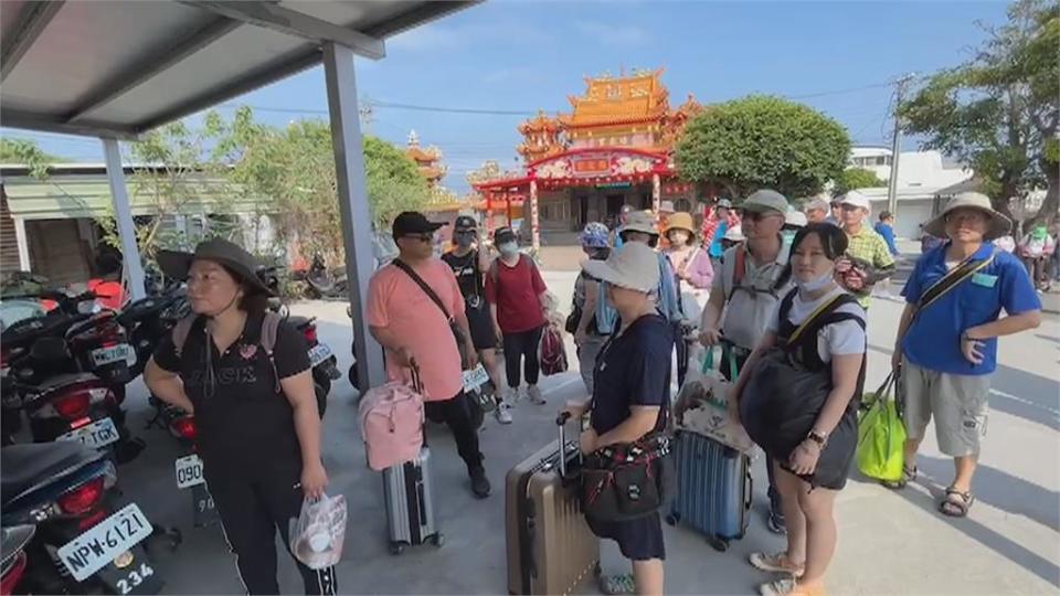 連假首日！小琉球估兩萬人登島　住宿一房難求、出租機車搶光光