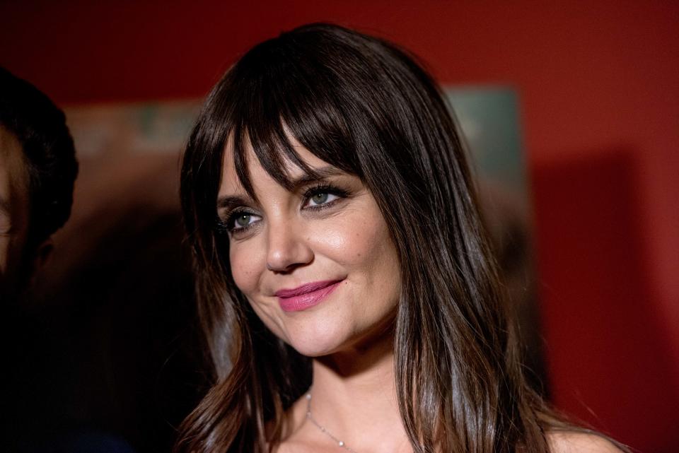 Katie Holmes fait ses débuts derrière la caméra en 2016 avec le drame <em>All We Had</em>. La comédienne tient également le premier rôle du film, celui d’une mère qui vit dans la pauvreté avec sa fille de treize ans, et qui trouve refuge dans une petite ville des États-Unis. À la fin du long-métrage, Katie Holmes adresse un message à sa fille Suri : "<em>Les rêves deviennent réalité</em>". "<em>Je voulais qu’elle sache qu’elle est si importante pour moi. Je pensais qu’en vieillissant, cela prendrait encore plus de sens pour elle, qu’elle est toujours la plus importante</em>", explique la réalisatrice au Business Insider en 2016. (Photo by Roy Rochlin/FilmMagic via Getty Images)