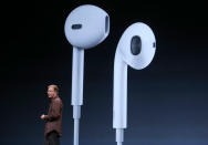 Decimos adiós a los viejos auriculares blancos del iPhone. Apple los sustituye con los cascos EarPod, de aspecto más anatómico y que han tardado tres años en diseñar.