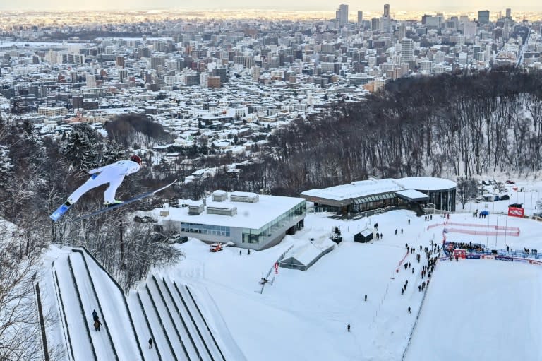 Un saltador de esquí se entrena antes de una competición de la Copa del Mundo el 16 de febrero de 2024 en Sapporo, al norte de Japón (Richard A. Brooks)