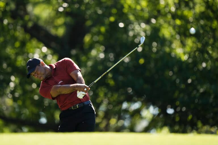 Tiger Woods impacta en el cuarto hoyo de la ronda final; el exnúmero 1 pudo completar el torneo, aunque lejos de sus mejores números