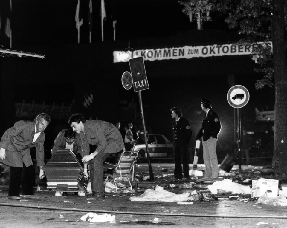 ARCHIV - 26.09.1980, Bayern, München: Ein Sarg wird vom verwüsteten Tatort beim Oktoberfest weggetragen. Bei dem schlimmsten rechtsterroristischen Anschlag in der Geschichte der Bundesrepublik am 26.09.1980 starben 13 Menschen, darunter der Attentäter, mehr als 200 wurden verletzt. Foto: Frank Leonhardt/dpa +++ dpa-Bildfunk +++