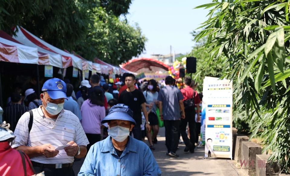 2024「竹報平安 斗南龍筍利」竹筍節活動精彩豐富，不僅有竹筍園導覽巡禮，還有多項親子DIY體驗活動，讓孩子們能夠欣賞田園風光，瞭解在地文化與產業。活動現場設有摸彩活動，獎品豐富，包括直立式洗衣機等。此外，活動還準備了超過1000份的竹筍粥、竹筍湯及筍仔包料理，全部使用斗南在地竹筍製作，讓民眾品嚐新鮮美味。