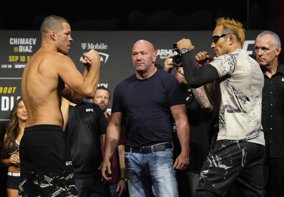 LAS VEGAS, NEVADA – 9. SEPTEMBER: (LR) Die Rivalen Nate Diaz und Tony Ferguson treten während des UFC 279-Wiegens in der MGM Grand Garden Arena am 9. September 2022 in Las Vegas, Nevada, gegeneinander an.  (Foto von Jeff Pottery/Zuffa LLC)