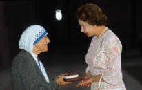 <p>The Queen resents the Order of Merit to Mother Teresa of Calcutta on 24 November 1983 in Delhi, India. (Getty Images)</p> 