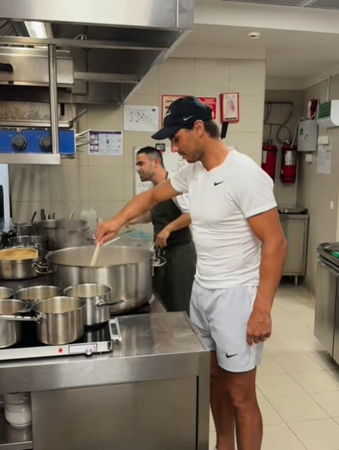 Rafa Nadal muestra sus dotes como chef y prepara un arroz caldoso por el cumpleaños de Mery Perelló durante su escapada a Grecia