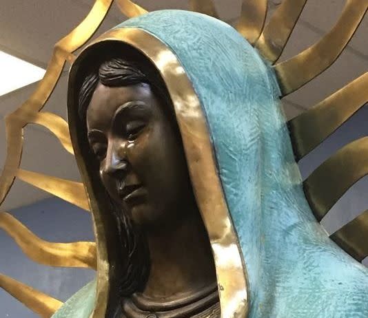 A photo from the Hobbs News-Sun purports to show a weeping Virgin Mary statue at&nbsp;Our Lady of Guadalupe Catholic Church in Hobbs, New Mexico. (Photo: <a href="http://www.hobbsnews.com/2018/05/24/weeping-virgin-mary-maker-gives-weeping-statues-history-cultural-significance/" target="_blank">Todd Bailey/Hobbs News-Sun</a>)