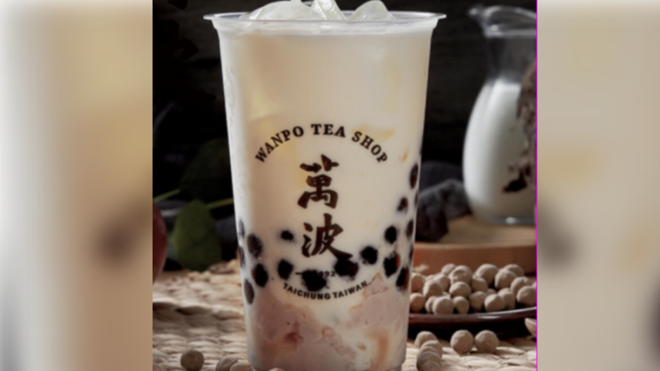 萬波同時推出「芋頭鮮奶」、「蜜芋頭珍珠鮮奶」與「紫米芋芋椰奶」等飲品。（圖／翻攝自萬波島嶼紅茶Wanpo Tea Shop官網）