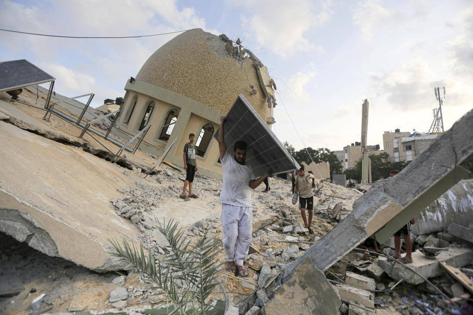 Ein Mann nimmt ein Solarpanel von einer Moschee, die bei einem israelischen Luftangriff in Khan Younis im Gazastreifen zerstört wurde (Bild: Yousef Masoud/AP7dpa)