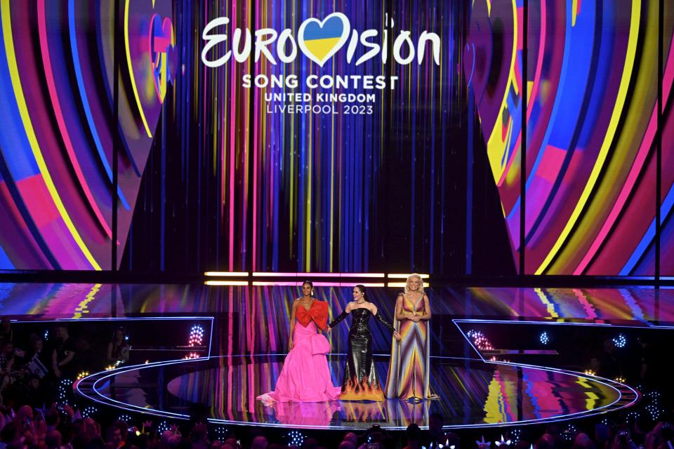 Die Moderatorinnen Alesha Dixon (l-r), Julia Sanina und Hannah Waddingham während des ersten Halbfinales beim 67. Eurovision Song Contest