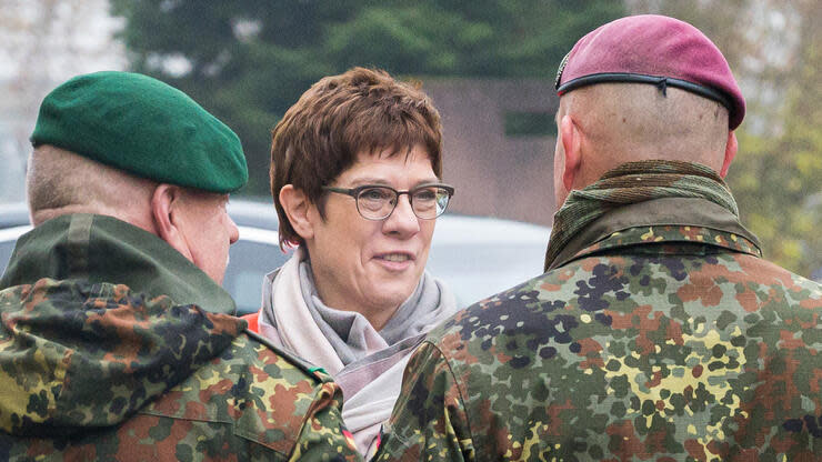 Die Verteidigungsministerin besucht Standorte der Bundeswehr im Saarland. Foto: dpa