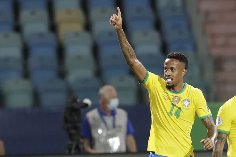 Militão celebra su gol a Ecuador