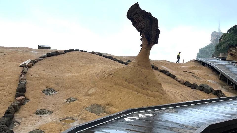 觀光成海嘯第一線「慘業」，野柳地質公園裡的女王頭沒人欣賞，僅剩保全在旁守護。（圖／TVBS）