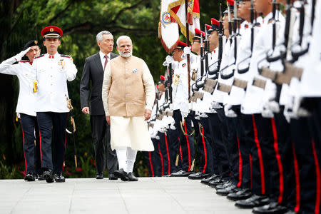 India’s Prime Minister Narendra Modi inspects an honour guard with Singapore’s Prime Minister Lee Hsien Loong at the Istana in Singapore June 1, 2018. REUTERS/Edgar Su