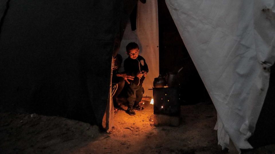 PHOTO: Gaza's displaced stay warm by a fire, Nov.15, 2023, in Khan Yunis, Gaza Strip.  (Ahmad Hasaballah/Getty Images)