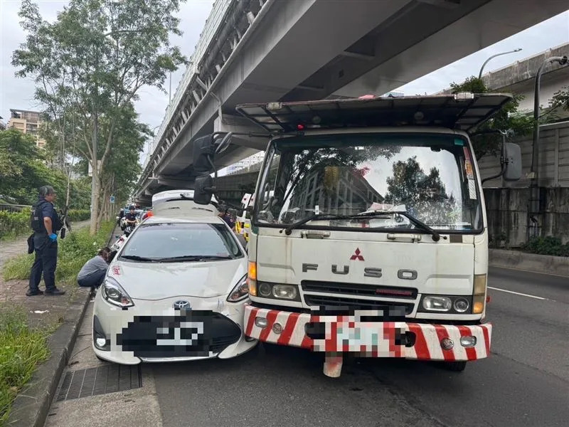 內湖分局開槍圍捕拒檢的毒鴛鴦。（圖／翻攝畫面）