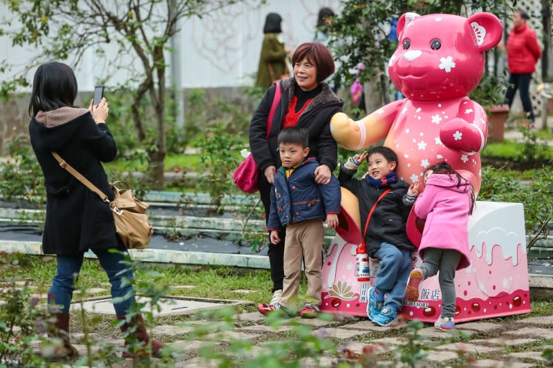 台北士林官邸內到處都是泰迪熊，也可見遊客開心與熊熊合影。（顏麟宇攝）