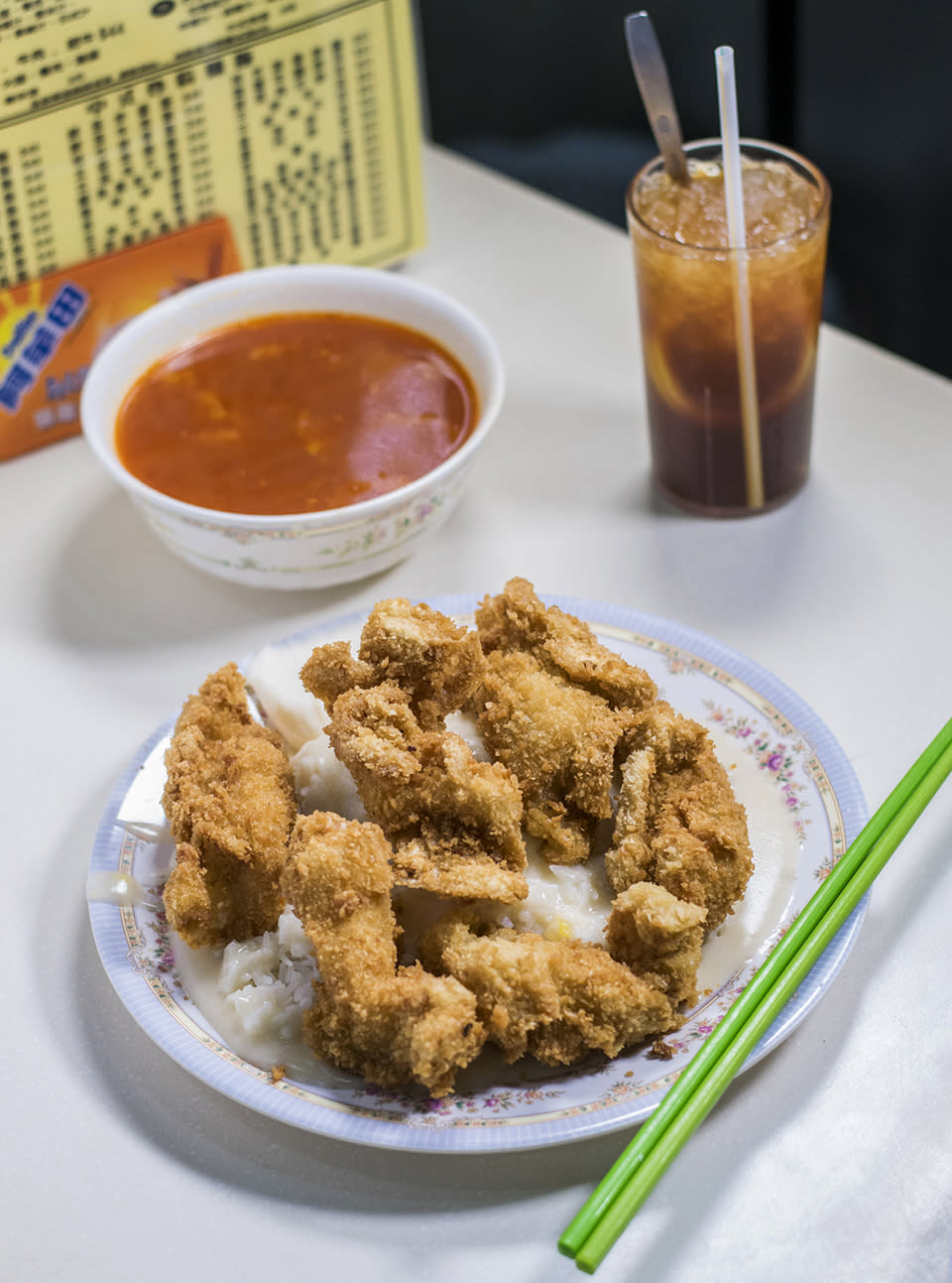 葵芳美食︱廿年歷史茶記！$50有找 即叫即炸巨型吉列豬扒飯 連餐湯及凍飲