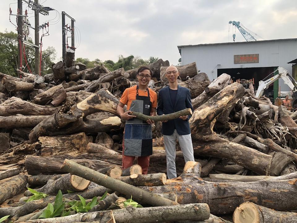 香港木庫曾申請環保署回收基金及路政署斜坡植林優化計劃等，環境局前局長黃錦星也曾到訪木庫。圖為創辦人Ricci （左）與黃（右）在木庫合照。（香港木庫網站）