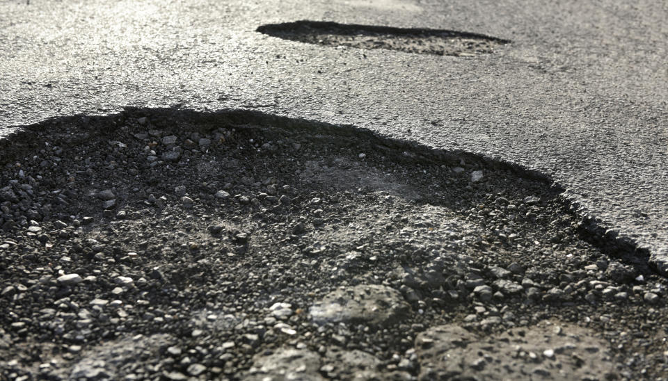 Als Toby McCartney sah, wie indische Straßenarbeiter Schlaglöcher mit Plasikmüll stopften, kam ihm die Idee zu seinem Plastik-Asphalt. Foto: Symbolbild / gettyimages / Peter Dazeley