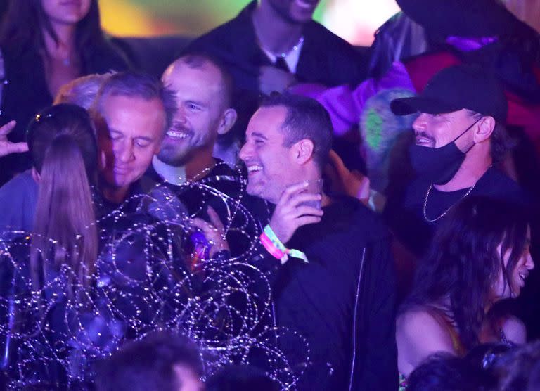 El actor de Titanic participó de una fiesta junto a la ex de Bradley Cooper