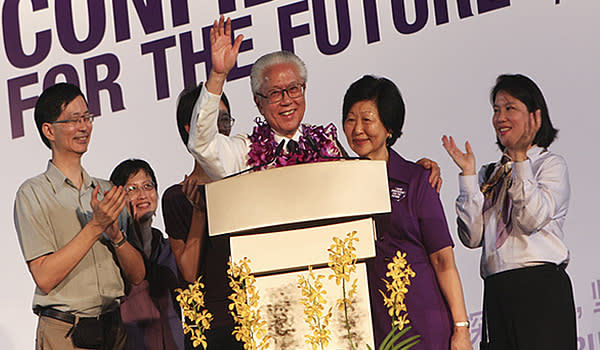 Dr Tony Tan - who was joined by his family on stage - giving his victory speech to supporters at Toa Payoh stadium on early Sunday morning. (Yahoo! photo/ Marianne Tan)