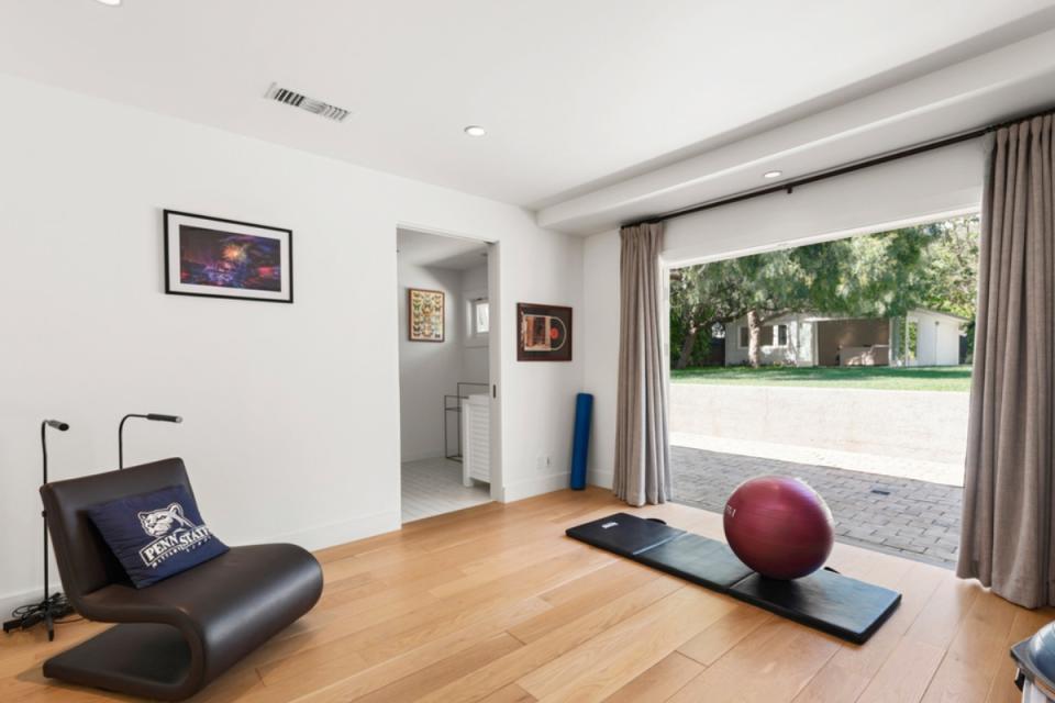 La web de Redfin revela que el garaje ha sido transformado en un gimnasio improvisado. La compañía subraya que tiene espacio suficiente para aparcar dos vehículos. (Foto: TheMLS / <a href="https://www.redfin.com/CA/Malibu/6453-Guernsey-Ave-90265/home/6857988" rel="nofollow noopener" target="_blank" data-ylk="slk:Redfin;elm:context_link;itc:0;sec:content-canvas" class="link ">Redfin</a>)