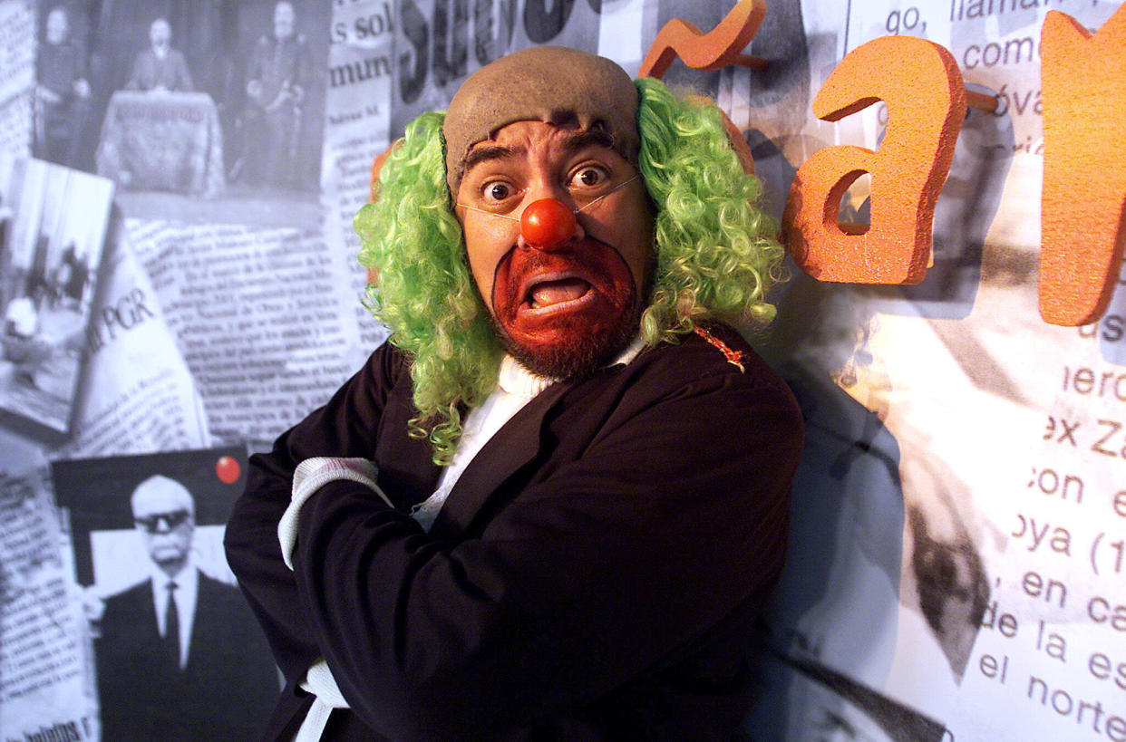 News commentator Victor Trujillo, in character as Brozo the clown,  gives the morning news in this photo taken January 24, 2002. Brozo has  become one of Mexico's most popular and influential newscasters with  his three-hour morning show which includes merciless political  commentary, and plenty of bathroom and sex jokes. In January Brozo  moved to Televisa, Mexico's biggest broadcaster, where his news show  includes political guests, analysis of current scandals, a bogus  traffic reporter and a news summary delivered in rap, and where he is  getting high audience ratings. REUTERS/Daniel Aguilar TO GO WITH  MEXICO-CLOWN    DA/MMR